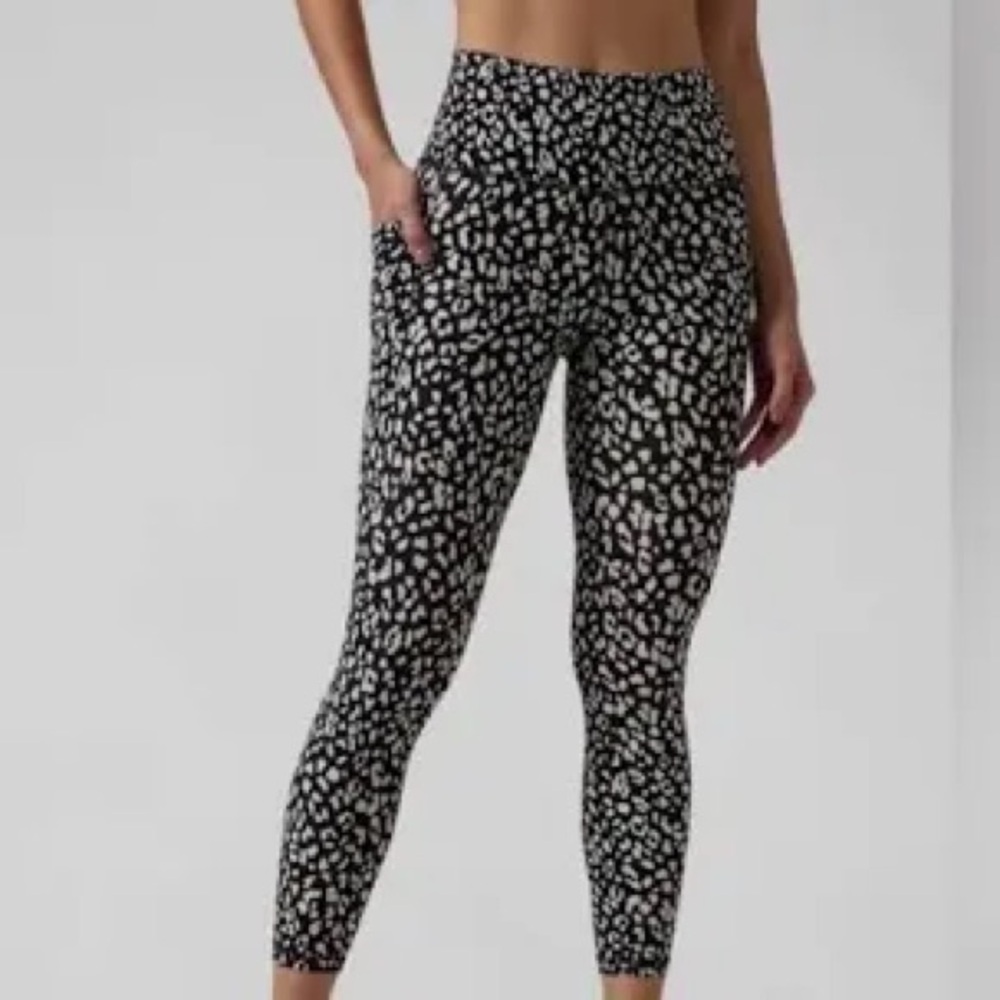 ATHLETA salutation stash 7/8 black and White Patterned Leggings